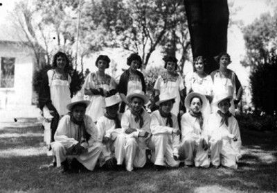 Grupo de alumnos integrantes de un bailable regional, retrato