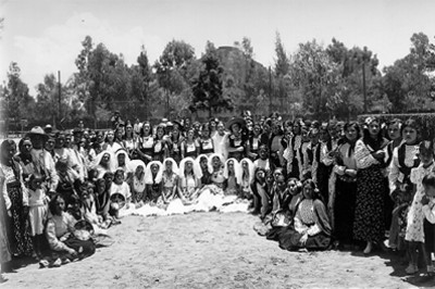 Estudiantes con trajes regionales