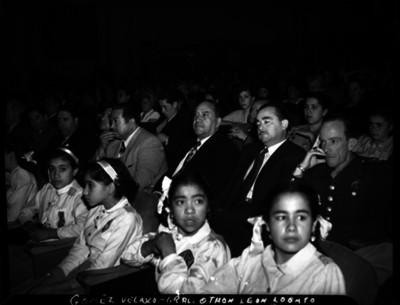 Antonio Gómez Velasco, Othón León Lobato y otras personas en un auditorio durante un evento