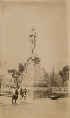 Escultura de uno de los Indios Verdes