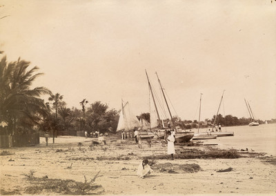 Mujeres, pescadores y embarcaciones en la playa