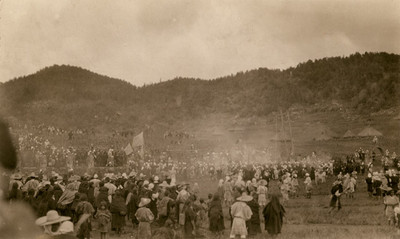 Indígenas zotziles durante un festejo