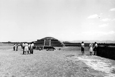 Turistas en la Zona Arqueológica de Teotihuacán, vista general