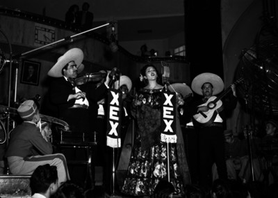 Amanda del Llano interpreta una canción durante un sorteo en el auditorio de la Lotería Nacional