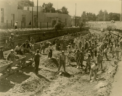 Trabajadores durante proceso de desazolve en el Río de las Avenidas