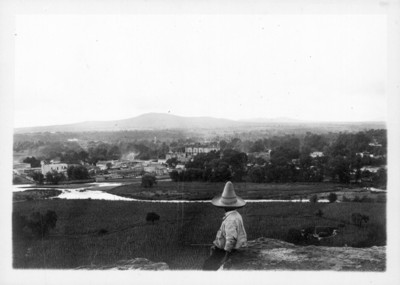 Hombre observa el panorama del poblado de Tula