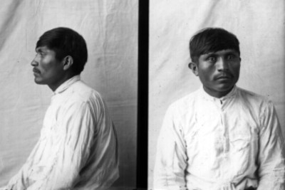 Hombre indígena de perfil y de frente, retrato