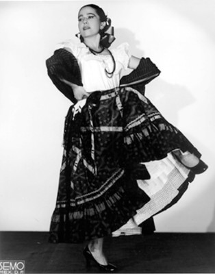 "Amalia Hernández" con traje folclórico, retrato