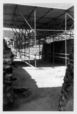 Colocación del techo para la protección del Coatepantli de Tula