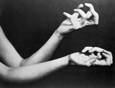 Manos de bailarina realizan movimientos, expresión artistica