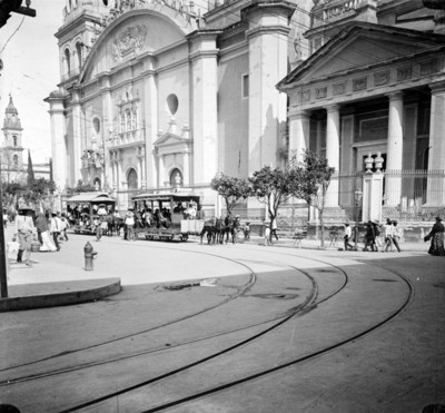 Tranvías de tracción animal frente a Catedral y Plaza de Armas