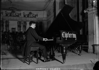 Carlos Lozano tocando el piano, al parecer durante un ensayo en un teatro