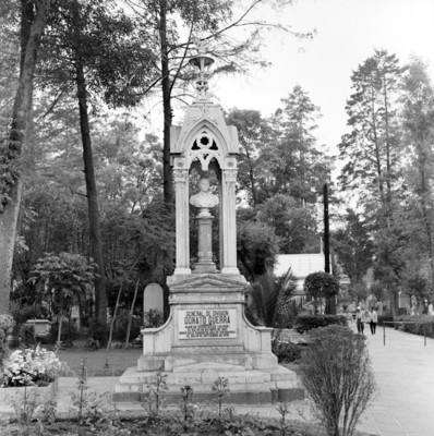 Monumento funerario de Donato Guerra