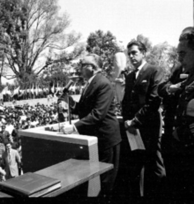 Rómulo Betancourt pronunciando un discurso durante una ceremonia en la Unidad Independencia