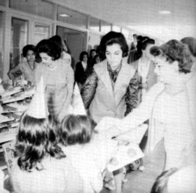 Lilia Ramos de Coquet y comitiva entregando juguetes a niños de la Unidasd del IMS Santa Fe