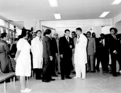 Adolfo López Mateos y un médico visitan las habitaciones de una clínica del IMSSD, durante su inauguración