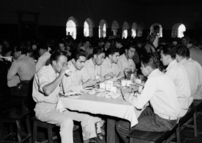 Estudiantes tomando sus alimentos, en el comedor de la Escuela de Chapingo