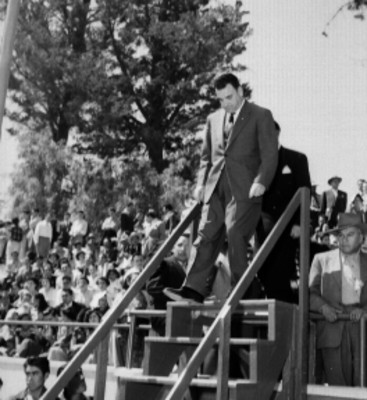 Gilberto Flores Muñoz descendiendo de una escalera en Chapingo