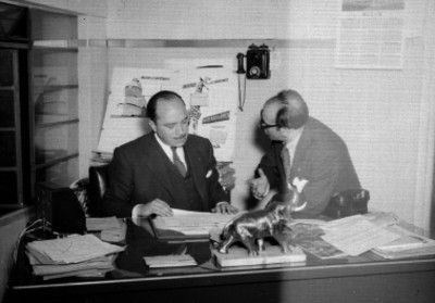 Empresarios conversando en oficinas de El Novedades