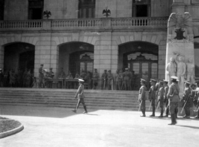 Militares durante evento, en un patio del Colegio de Popotla