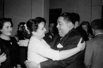 Gilberto Figueroa abrazando a una mujer en un evento social