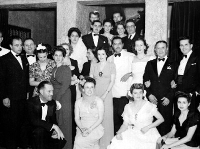 Conchita Navarro con otras personalidades de clase alta en un evento social, retrato de grupo
