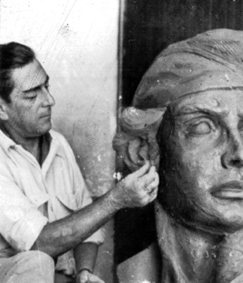 Escultor elavorando una escultura