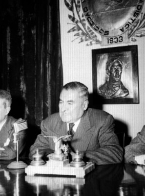 Emilio Portes Gil durante una conferencia, haciendo uso de la palabra