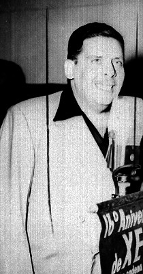 Locutor ante los micrófonos de una radiodifusora, durante su décimo sexto aniversario