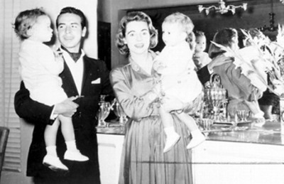 Juan Silveti brindando en la cantina de su casa, retrato