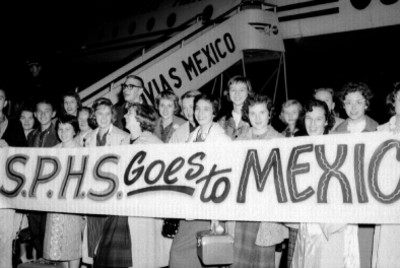 Miembros de la SPHS frente a un avión durante su visita a México, retrato de grupo