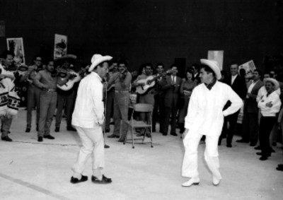 Mariachis acompañando a bailarinas en la fiesta de la Scandinavian Quirlinel