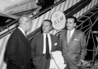 Pasajeros conversando frente a un avión de la KLM