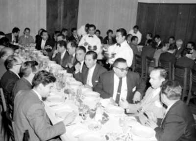 Empresarios y empleados durante un banquete de General Electric en el Club Suizo