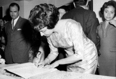 Empleada de los Laboratorios Grossman firmando el acta durante su boda civil