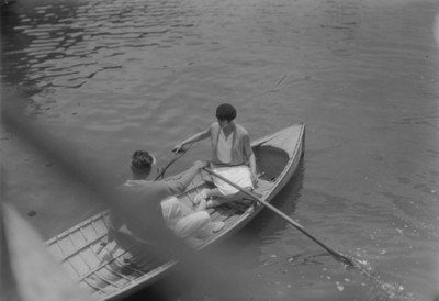 Pareja en canoa pasean por el lago de Chapultepec