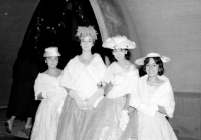 Damas de una quinceañera, fuera de la Iglesia, retrato