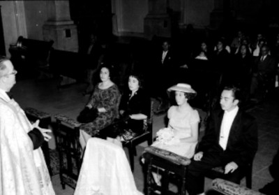 Quinceañera con sus padres y padrinos en una Iglesia, durante una misa en su honor