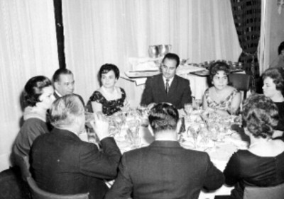 Publicistas y mujeres conviviendo en la mesa durante un banquete organizado por Morkrom