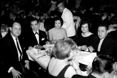 Ejecutivos y mujeres conviviendo en la posada de la General Electric en el Club Español