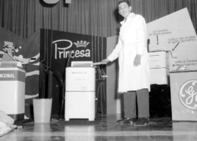 Hombre haciendo una demostración de lavadoras Princesa, de la General Electric,