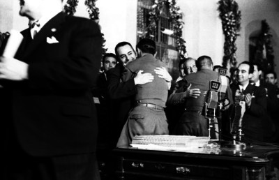 Fernando Casas Alemán y Gilberto R. Limón recibiendo con un abrazo a miembros del Equipo Ecuestre Mexicano, en su regreso al país