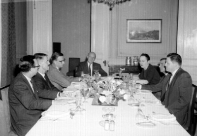 Bod Benjamin con miembros del comite Norteamericano en un banquete