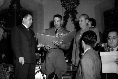Humberto Mariles observando al parecer un reconocimiento, acompañado por Fernando Casas Alemán, Gilberet R. Limón y otros, durante una condecoración