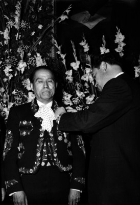 Funcionario condecorando a Pedro Marin, director de la Orquesta Típica de México