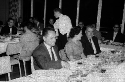 Empresarios con mujer en una cena en el Club Italiano