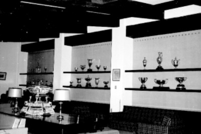 Trofeos en un salón del Country Club México