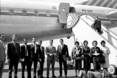 Pasajeros frente a un avión de la KLM, retrato
