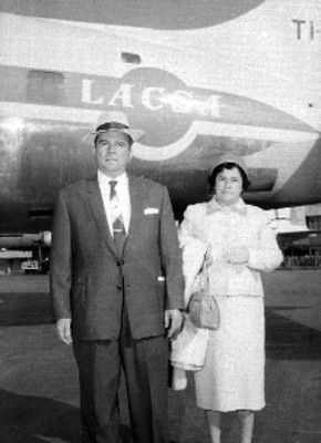 Pareja frente a un avión de LACSA, retrato