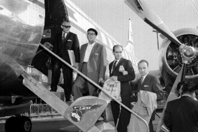 Pasajeros abordando avión de LACSA, retarto de grupo